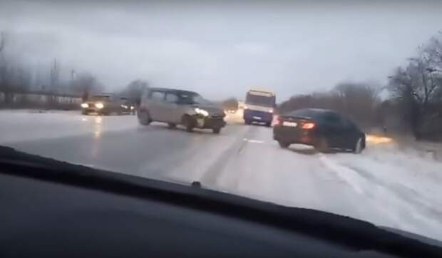 В Крыму из-за гололёда прилетела встречка авария, авто, видео, дтп