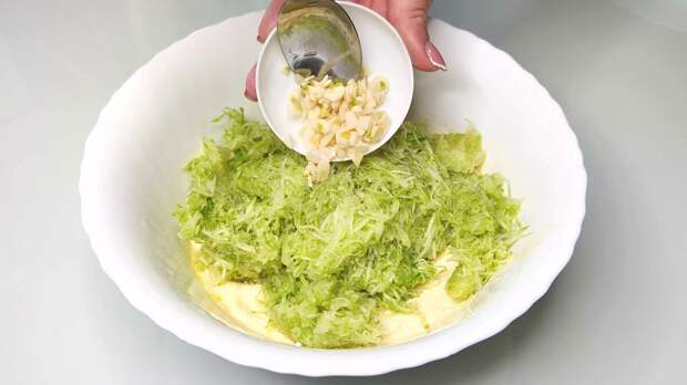 Кабачки у меня исчезают на раз. Невероятно вкусный рецепт из кабачков. Главное, у плиты стоять не нужно