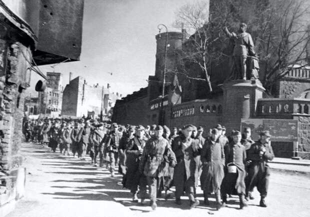 Весной 1945 года немецкие войска готовились в долгой многомесячной обороне. 