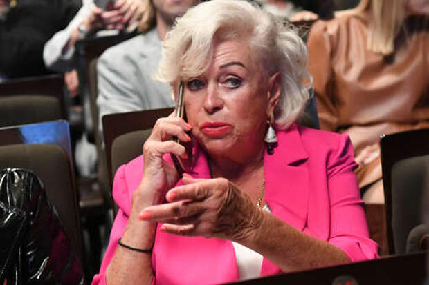 Актриса Поргина раскритиковала Бузову за случайно оголенную грудь