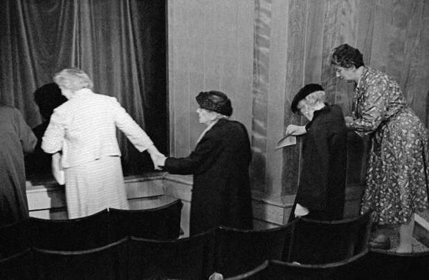 Перед началом концерта в театра Хэзлитт. Великобритания, Мейдстон, 1961 год.