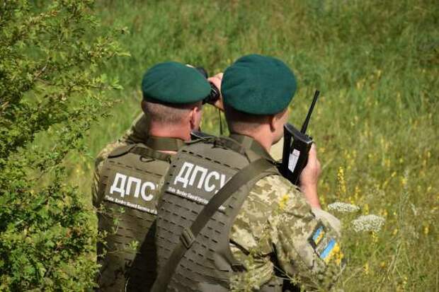 Украинские пограничники устроили побег во время патрулирования границы | Русская весна