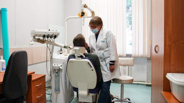 Делает зубы желтыми: стоматологи назвали самый опасный праздничный напиток