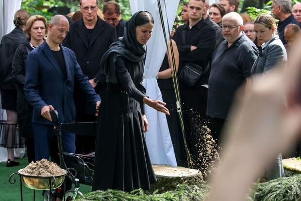 Полина Корнеева (Копылова) на церемонии прощания с Романом Старовойтом. Фото: gazeta.ru