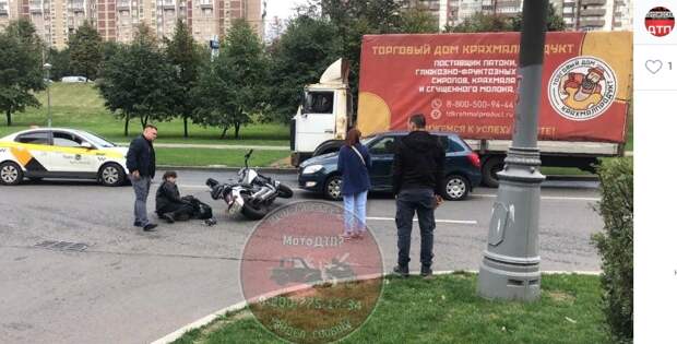 Мотоцикл и автомобиль не вписались в поворот на Люблинской