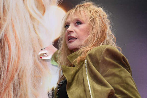 Алла Пугачева начала пользоваться тростью для ходьбы