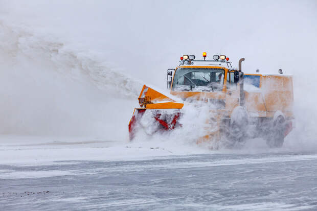 Минтранс опубликовал кадры работы снегоуборщиков на взлетной полосе