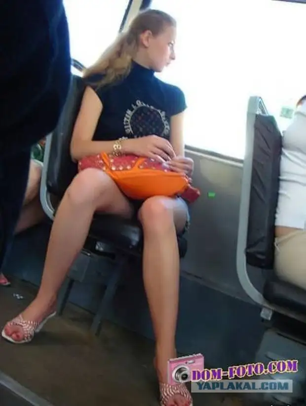 Подглядывание в метро. Девушки в транспорте. Ножки девушек в общественном транспорте.
