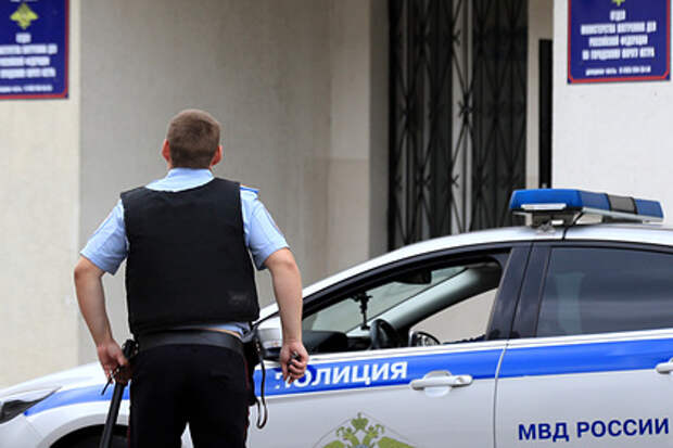 Мигрант разделся и приставал в лифте к российской школьнице
