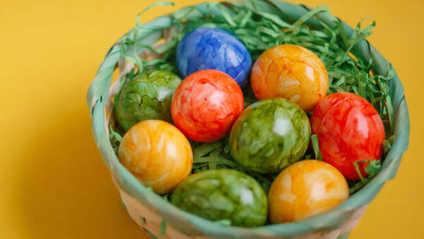 Забудьте про шелуху: 5 способов покрасить пасхальные яйца с помощью капусты, чая и пряностей