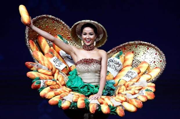 Мисс Вьетнам - корзина сэндвичей банх ми ynews, конкурс костюмов, конкурс красоты, красивые девушки, мисс вселенная, мисс вселенная 2018, национальные костюмы, участницы