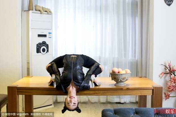 Чудеса гибкости на кухне и в офисе демонстрирует китайская королева пластики акробатика, гибкость, девушка, китай, фото
