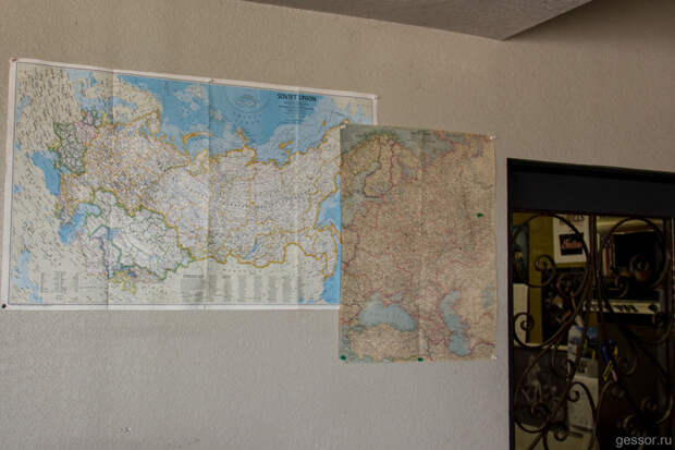 В углу на стене висит карта СССР авто, мото, мотоцикл, урал