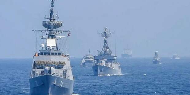 Ормузский пролив: ВМС России, Китая и Ирана начинают маневры под носом авианосца США