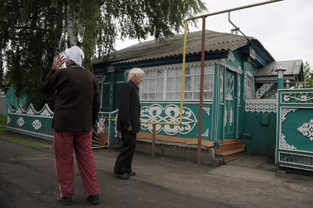 Почти все, кто впервые проходит по переулку, где живут Селезневы, стараются  сфотографировать их дом, резной забор, наличники на окнах.  ВОЛШЕБНЫЙ ЛОБЗИК, ДЕД НИКОЛАЙ, золотые руки