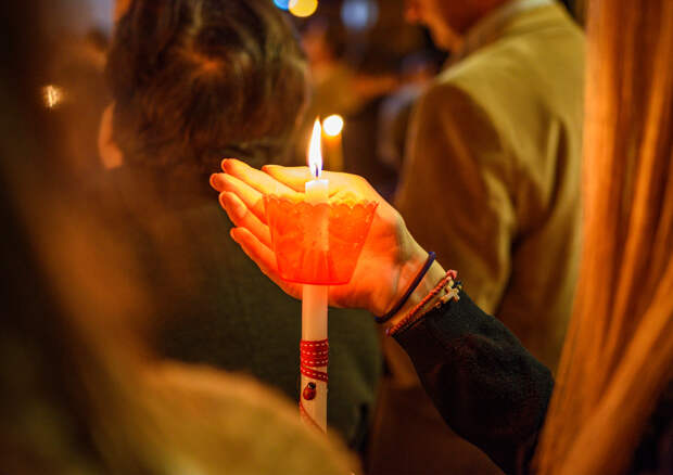 Чудо свершилось: Благодатный огонь вновь сошёл на землю