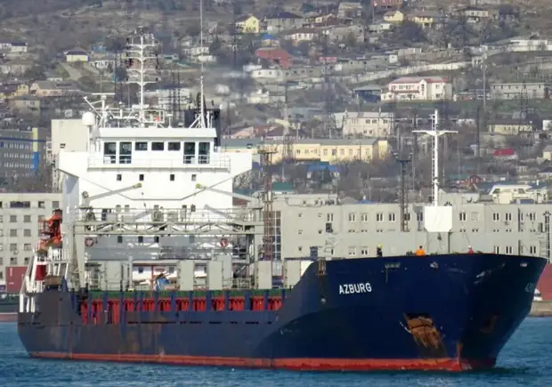 Украинские нацбаты топят в порту Мариуполя суда с моряками на борту – об этом сообщает...