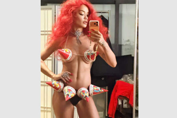 Рита Ора прикрыла голую грудь праздничными колпаками на съемках