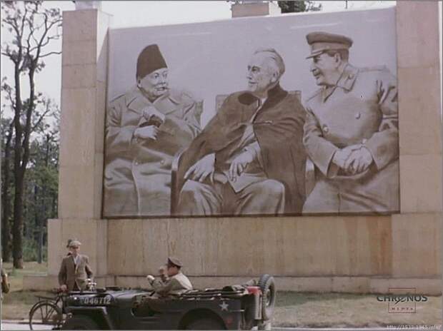 https://i.pinimg.com/originals/04/12/ff/0412ff1233e0ce27a64d168276416a9e.jpg Плакат в Берлине 1945