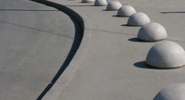 Бетонные полусферы во дворах — законно ли это и кто имеет право их ставить?