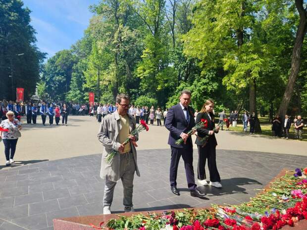 Актер Павел Деревянко возложил цветы к Вечному огню в Таганроге