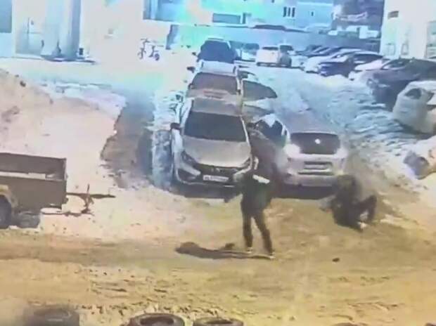 В Самаре машина без водителя сбила двух человек, пытавшихся ее остановить