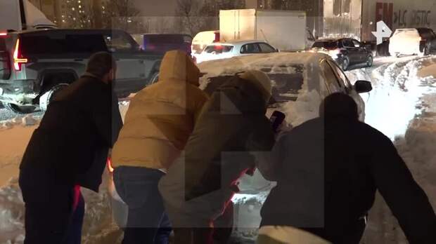 Машины застряли на МКАД из-за сильного снегопада