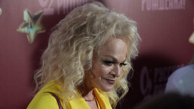 «Она уже здесь»: Лариса Долина вернулась в Россию