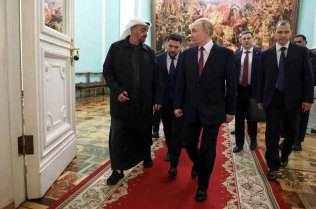 Президент ОАЭ приехал в РФ в подаренной в 2022 году Путиным куртке