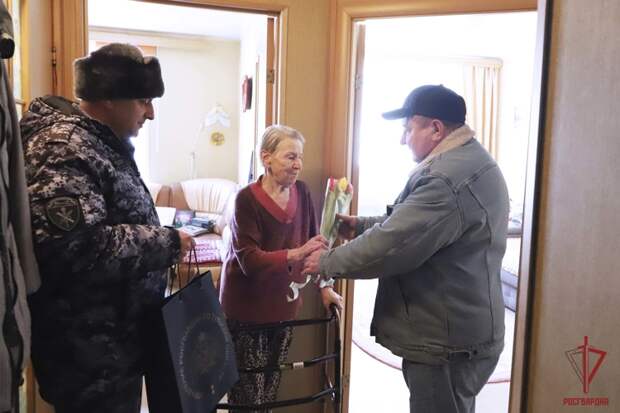 Тульские Росгвардейцы навестили и поздравили с 8 Марта бывшую узницу концлагеря