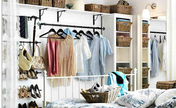 8 способов обустроить спальню без шкафов и гардеробной