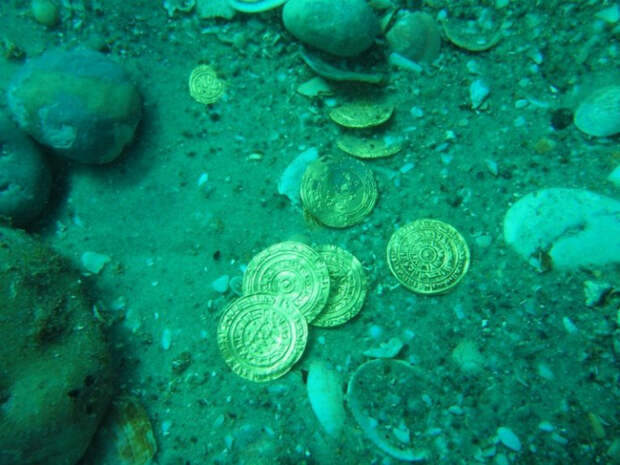 Монеты времен Средневековья, найденные в Средиземном море.