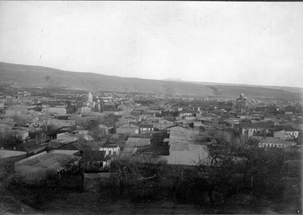 Вид на главные достопримечательности Еревана с холма в 1920 году.