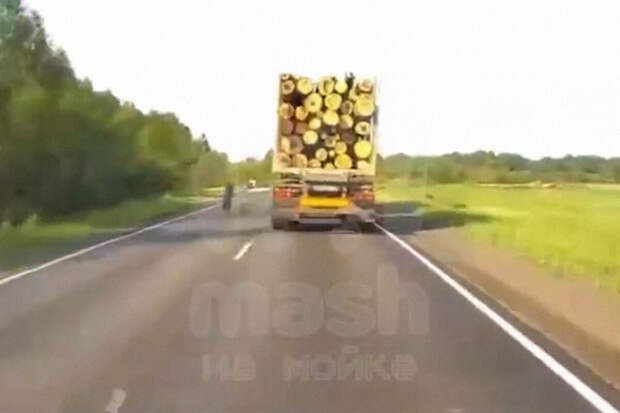 Появилось видео, как отскочившее колесо от лесовоза чудом не зацепило другое авто