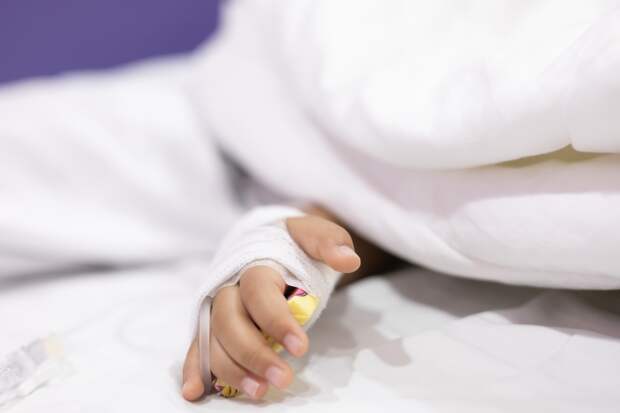 Годовалая девочка подавилась клубникой, пережила кому и ослепла на семейном отдыхе