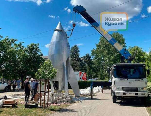 В Краснодаре начали монтаж интерактивной ракеты в Фестивальном микрорайоне