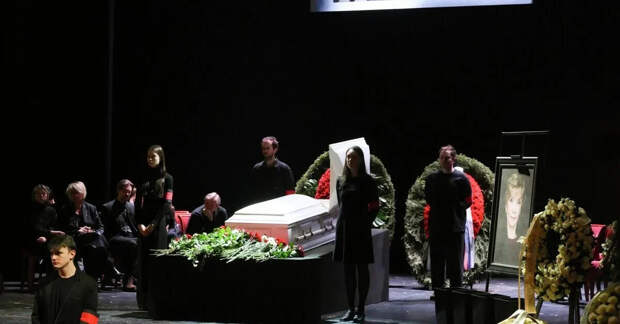 Под аплодисменты дочери: в Москве прошло прощание с актрисой Верой Алентовой