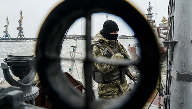 Украинский военнослужащий на борту корабля береговой охраны в Мариуполе. Архивное фото Украинский военнослужащий на борту корабля береговой охраны в Мариуполе. Архивное фото