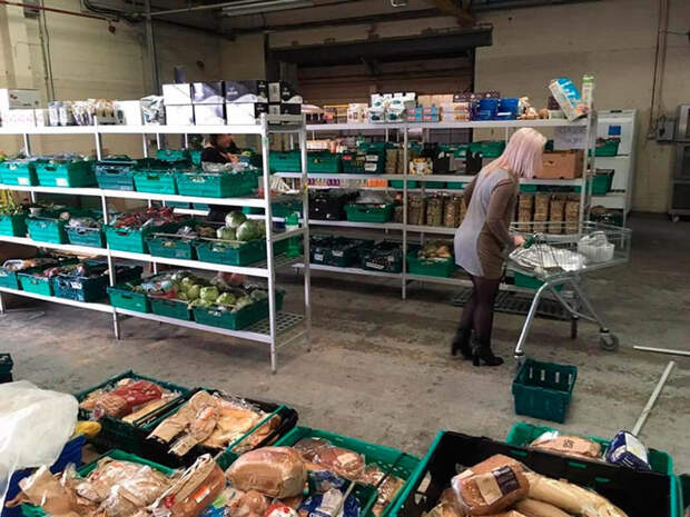 В Великобритании открылся первый супермаркет, где продаются продукты, выброшенные на помойку еда, магазин, отходы, продукты