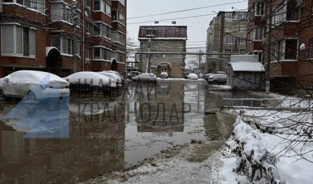 Печально известный Музыкальный в Краснодаре снова отличился: здесь лед под слоем воды