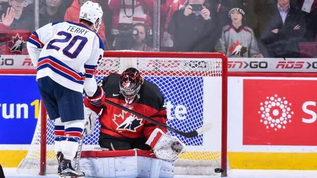 Четверг. Монреаль. США - Канада - 5:4 Б. Трой ТЕРРИ реализует победный буллит. Фото AFP