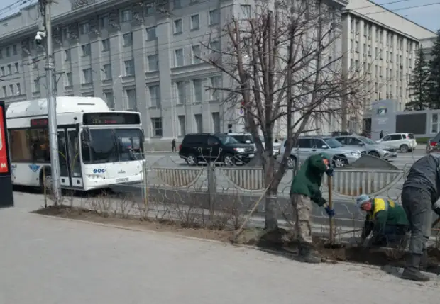 На Красном проспекте демонтируют «кладбищенские» оградки