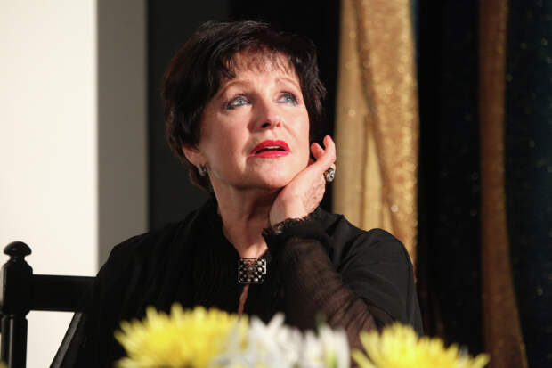 Наталья Фатеева заявила, что теперь передвигается только на костылях