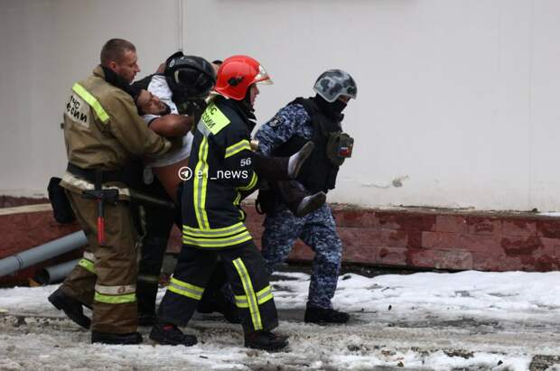 В Екатеринбурге мощный пожар произошёл на крыше одного из медучреждений города – его площадь достигла 200 м. кв. К ликвидации возгорания привлечены 13 единиц спецтехники и 39 человек личного состава, из здания эвакуировались 350 пациентов и медработников. По предварительным данным, никто из них не пострадал. Однако спасатели эвакуировали с крыши одного человека – предположительно, рабочего. Пожар мог возникнуть во время проведения ремонтных работ: там утепляли крышу и работали болгаркой. По словам очевидцев, на верхнем этаже полопались окна.
