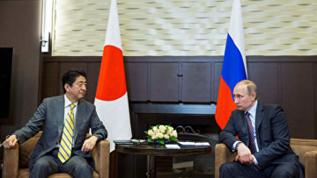 Президент России Владимир Путин и премьер-министр Японии Синдзо Абэ во время встречи в резиденции Бочаров ручей. Архив