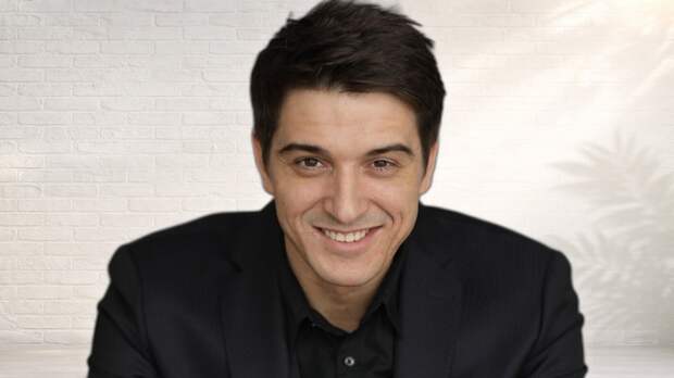 «Он не исчезает»: как герой-любовник Станислав Бондаренко пережил личные драмы и не повторил ошибок отца