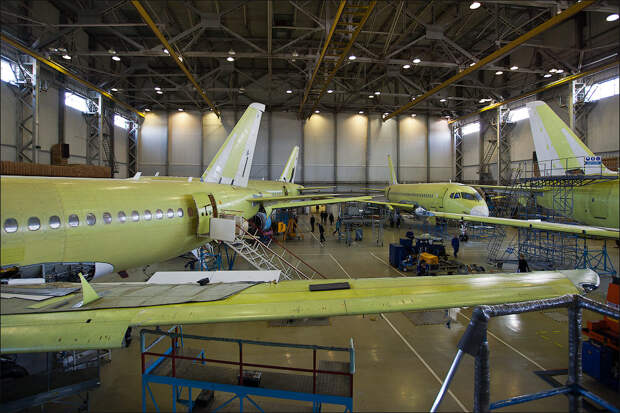 Сборка самолетов Sukhoi Superjet. Архивное фото Сборка самолетов Sukhoi Superjet. Архивное фото