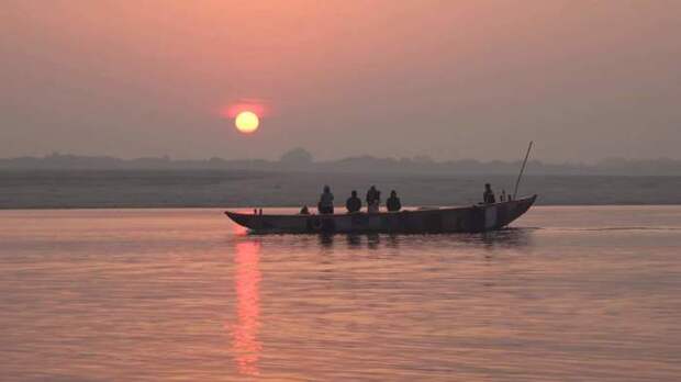 Река Ганг на закате. \ Фото: vsya-planeta.ru.