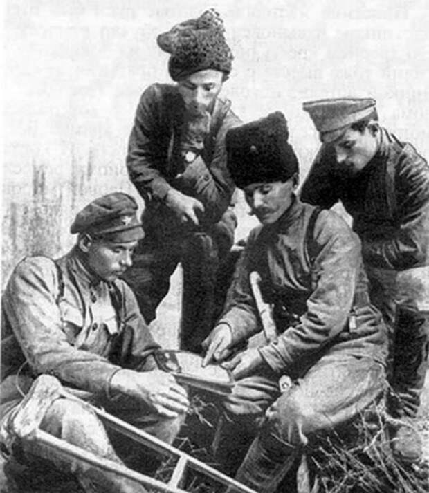 В. И. Чапаев, командир 2-го Николаевского советского полка И. Кутяков, командир батальона И. Бубенец и комиссар А. Семенников. 1918