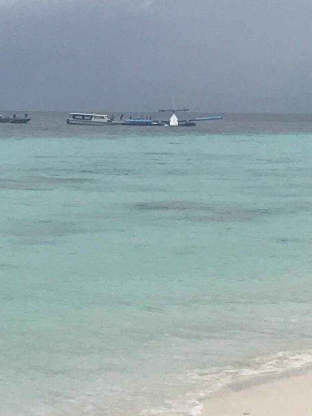Пилоты уплыли от брошенных в море пассажиров: авикатастрофа на Мальдивах авиакатастрофа, пассажир, пилот, самолет, спасжилет, экипаж